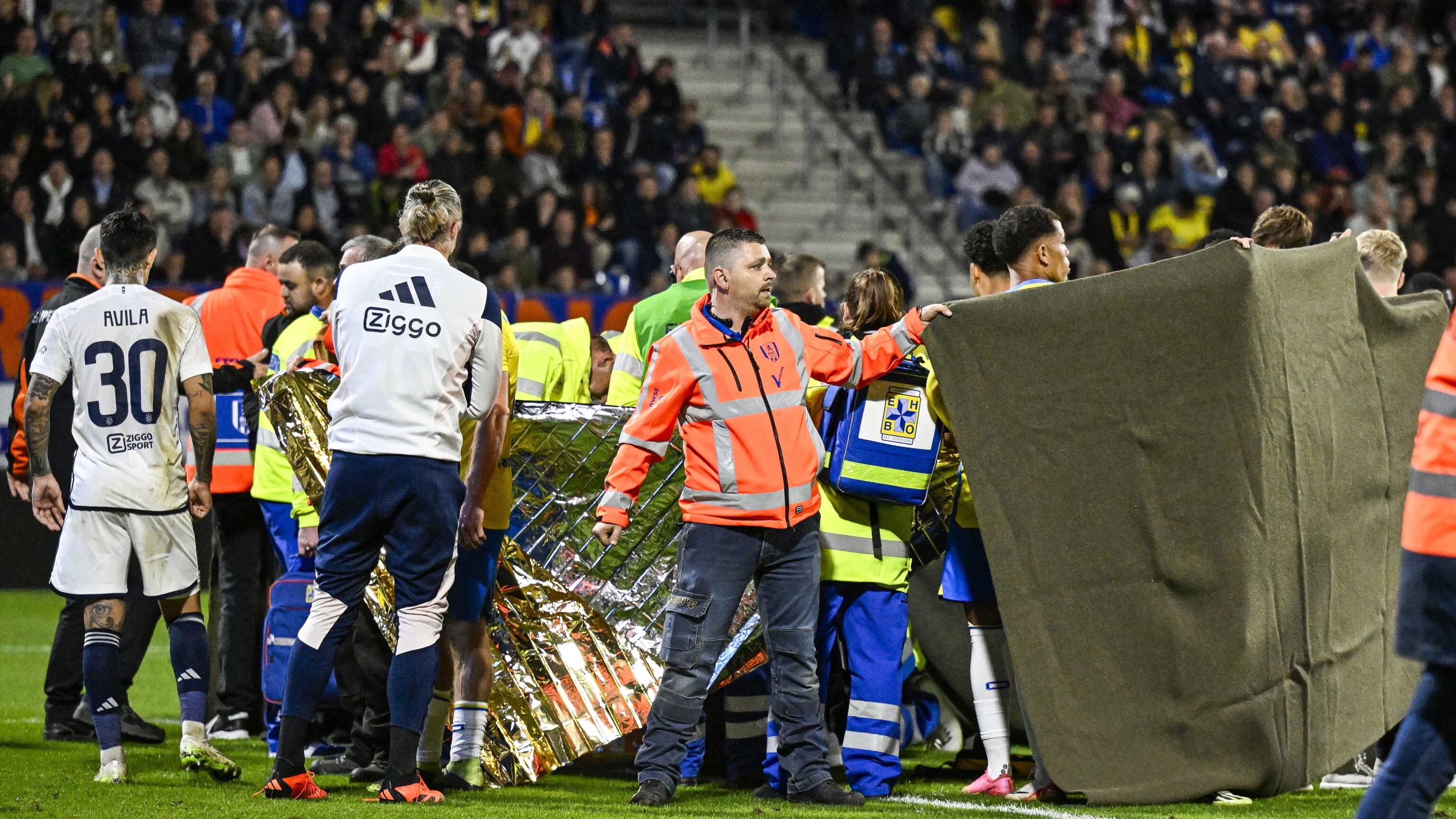 Un colpo alla testa e il portiere resta a terra privo di sensi: choc e lacrime in campo in Olanda