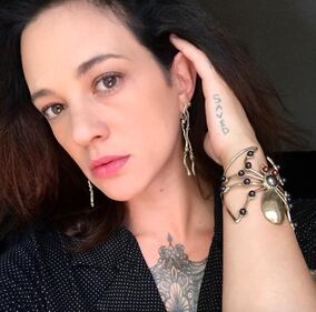 Asia Argento sexy in bikini a righe 8