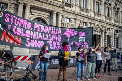 Femministe in piazza a Milano contro Montanelli 5