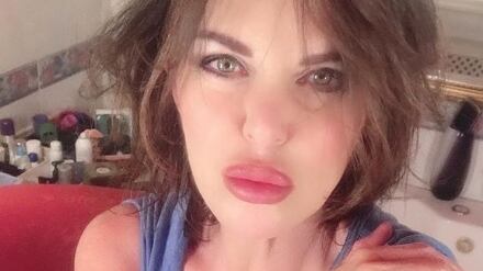 "Le tue labbra sono ridicole". Ed è bufera su Alba Parietti e i suoi scatti social