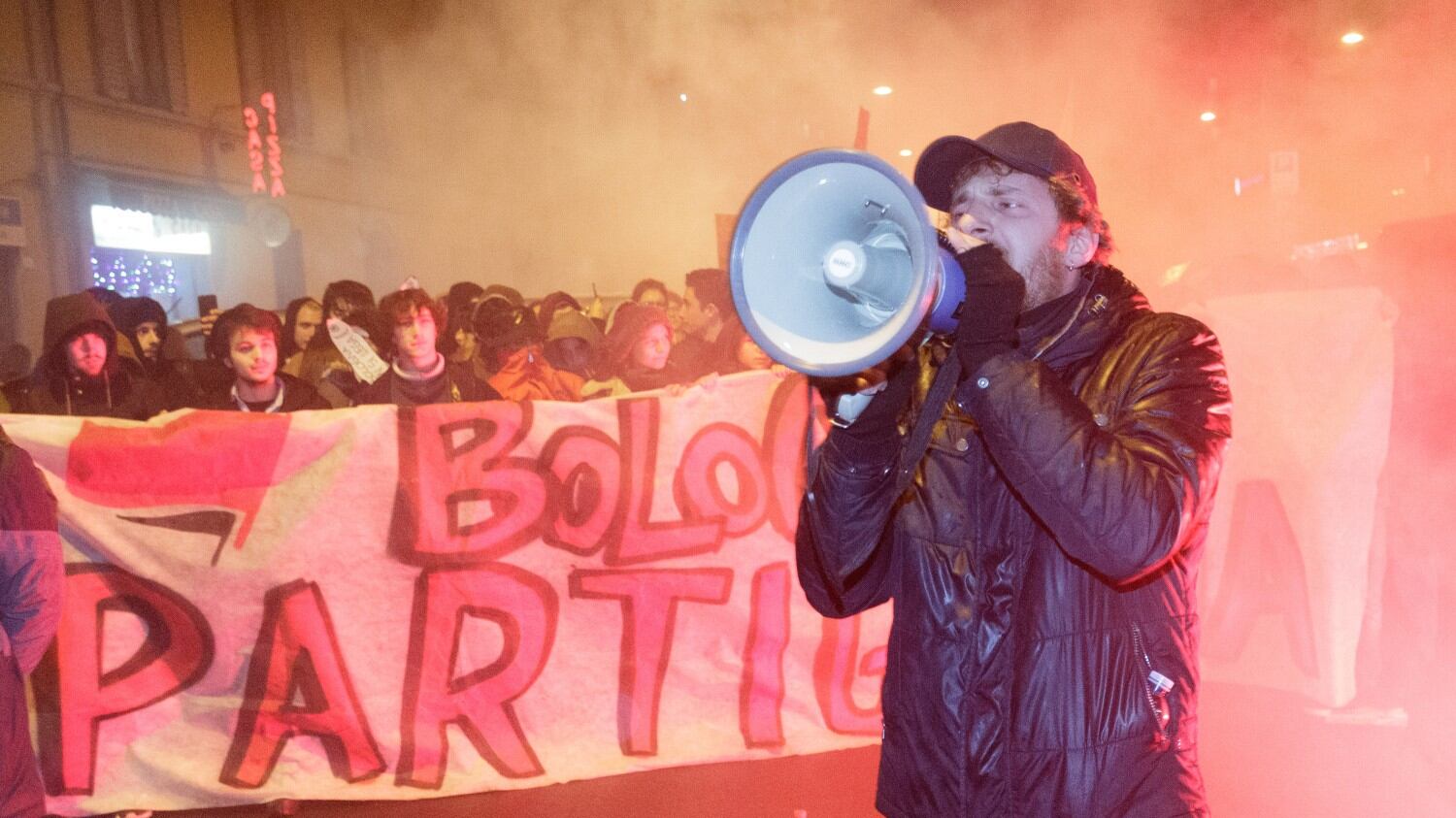 L'ipocrisia della sinistra: applaude i centri sociali perché zittiscono Salvini