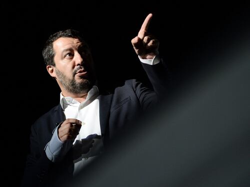 Sempre meno migranti nei Cara. Salvini: "Perché Pd non governa"