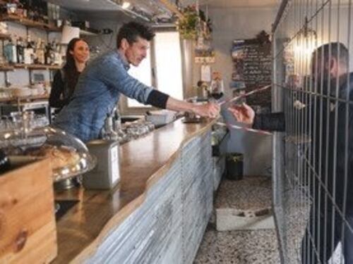 Venezia, chiude il Caffè Florian. In altri bar grate da cantiere e nastro isolante