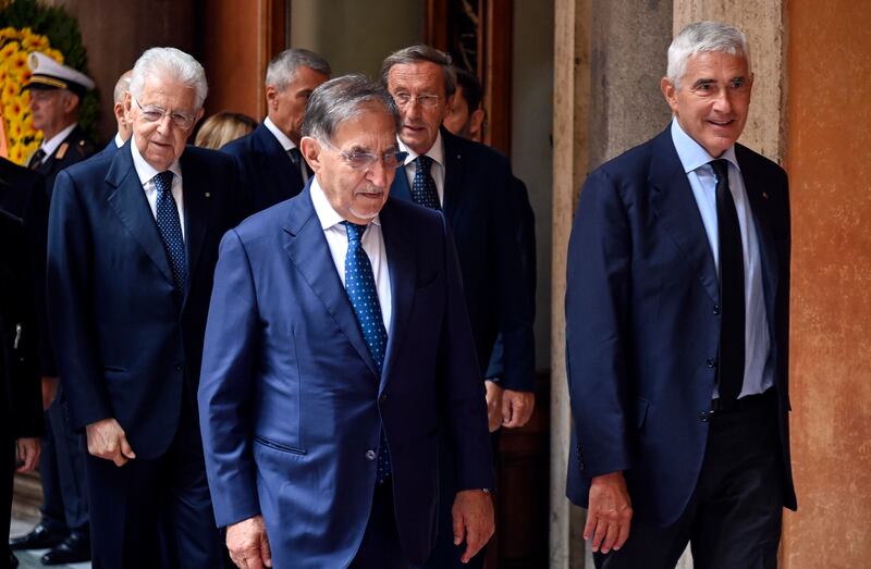Napolitano, le immagini della camera ardente: il picchetto d'onore, le corone di fiori, l'arrivo dei politici 9