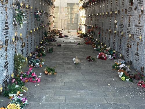 Rame rubato e mille tombe vandalizzate al cimitero: è caccia ai vandali