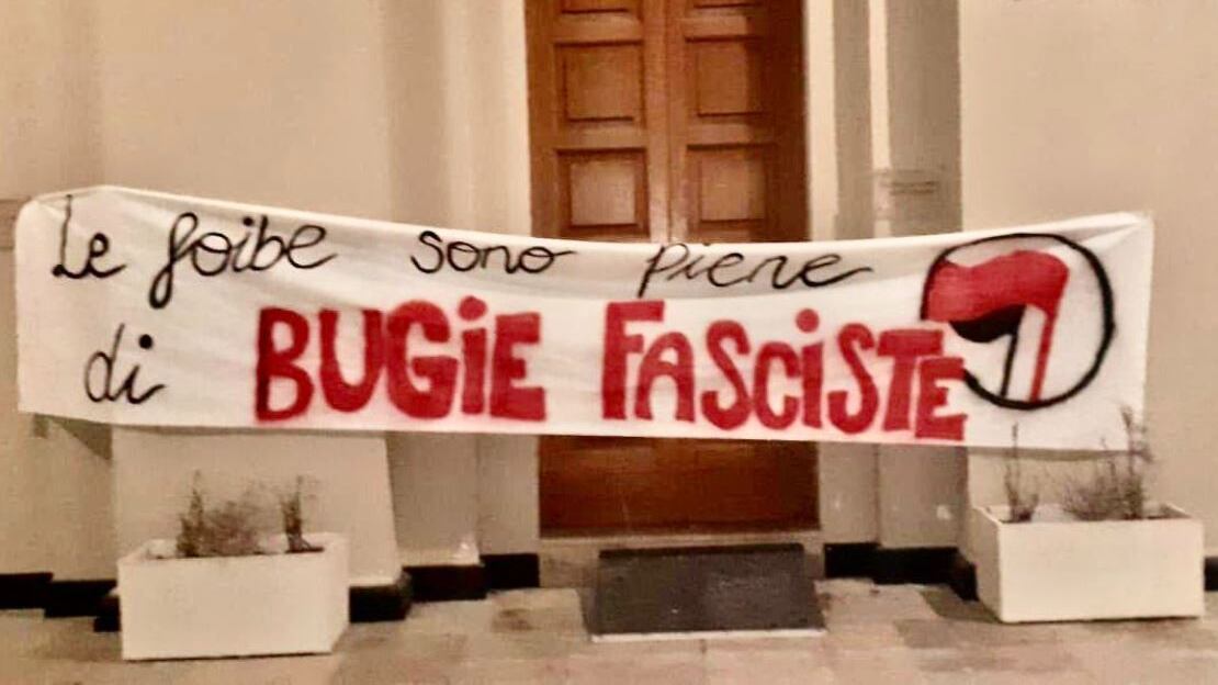 "Foibe bugie fasciste". L'odio di sinistra irrompe in Comune