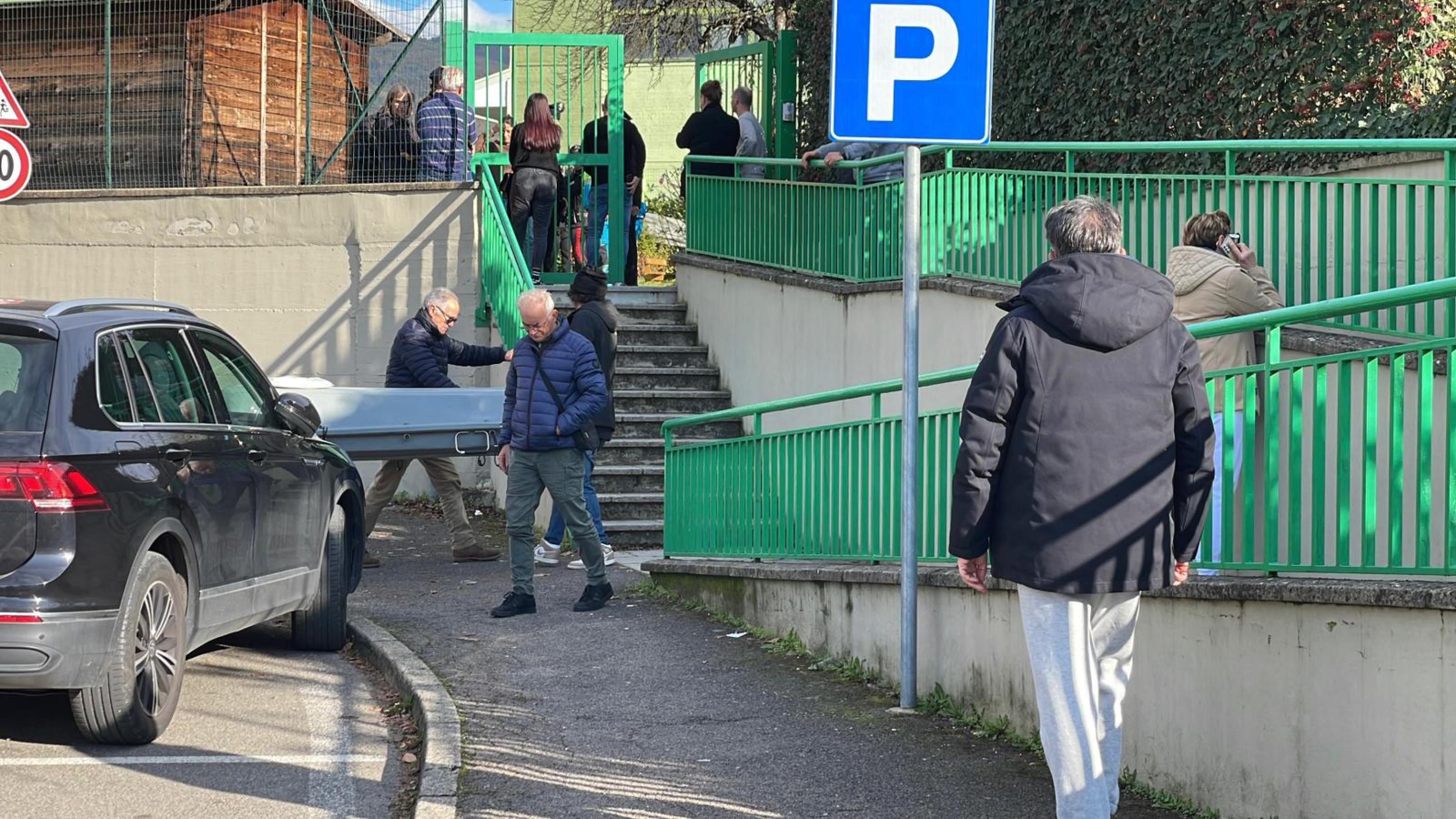 Arezzo, tragedia in un asilo: bimbo di 2 anni resta impigliato in un ramo e muore soffocato