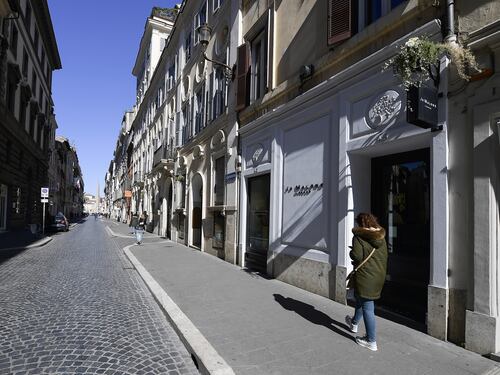 I papi, Sileno e Fellini: il fascino misterioso di via del Babuino a Roma