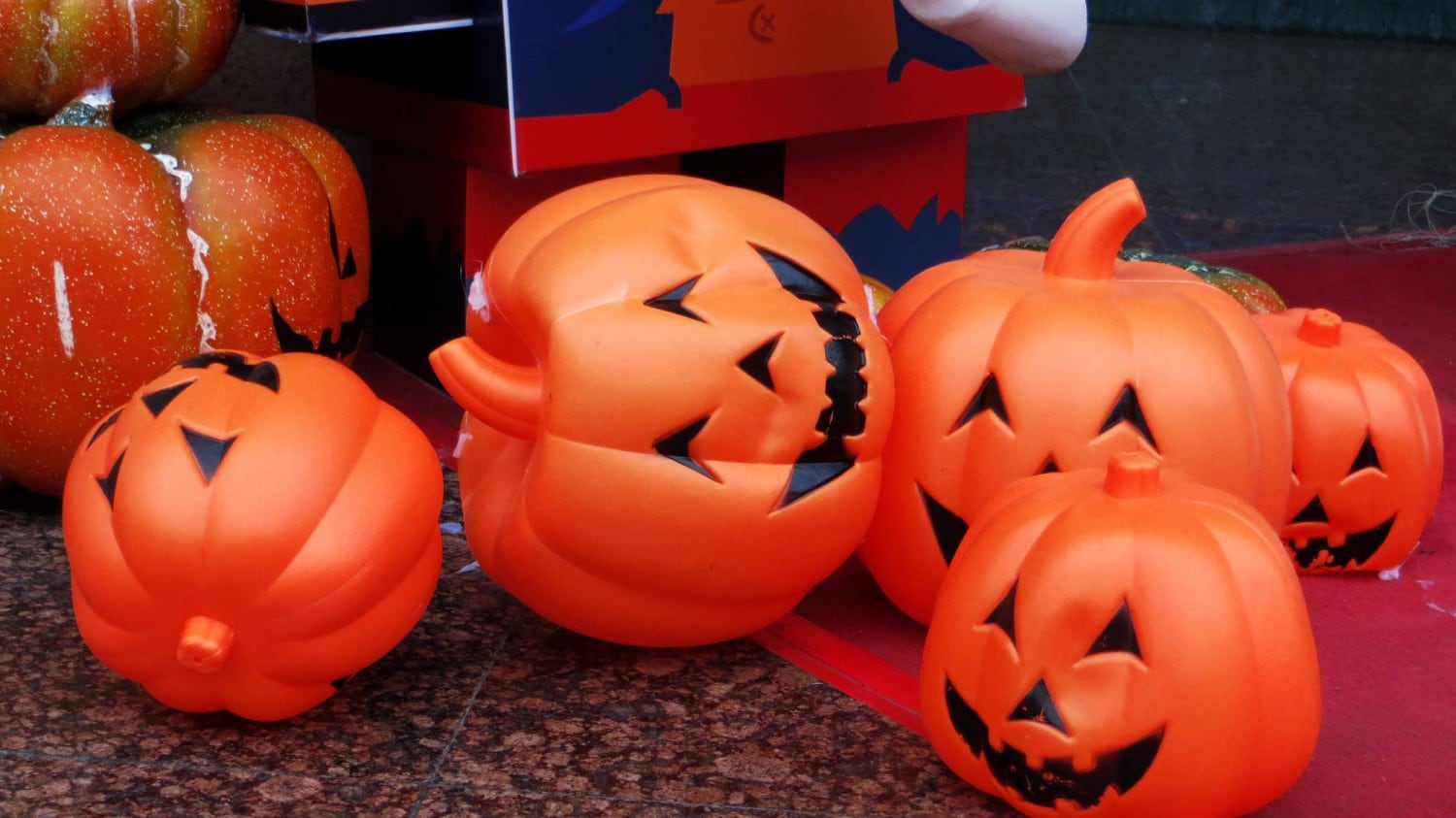 Halloween, vestito da Krueger spara e ferisce 5 persone a una festa