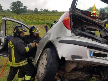 Incidente terribile: auto tagliata in due da guardrail 1