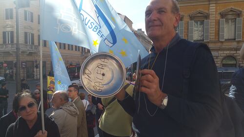 Salva Banche, risparmiatori in piazza: "Renzi, vogliamo indietro i nostri soldi" 1