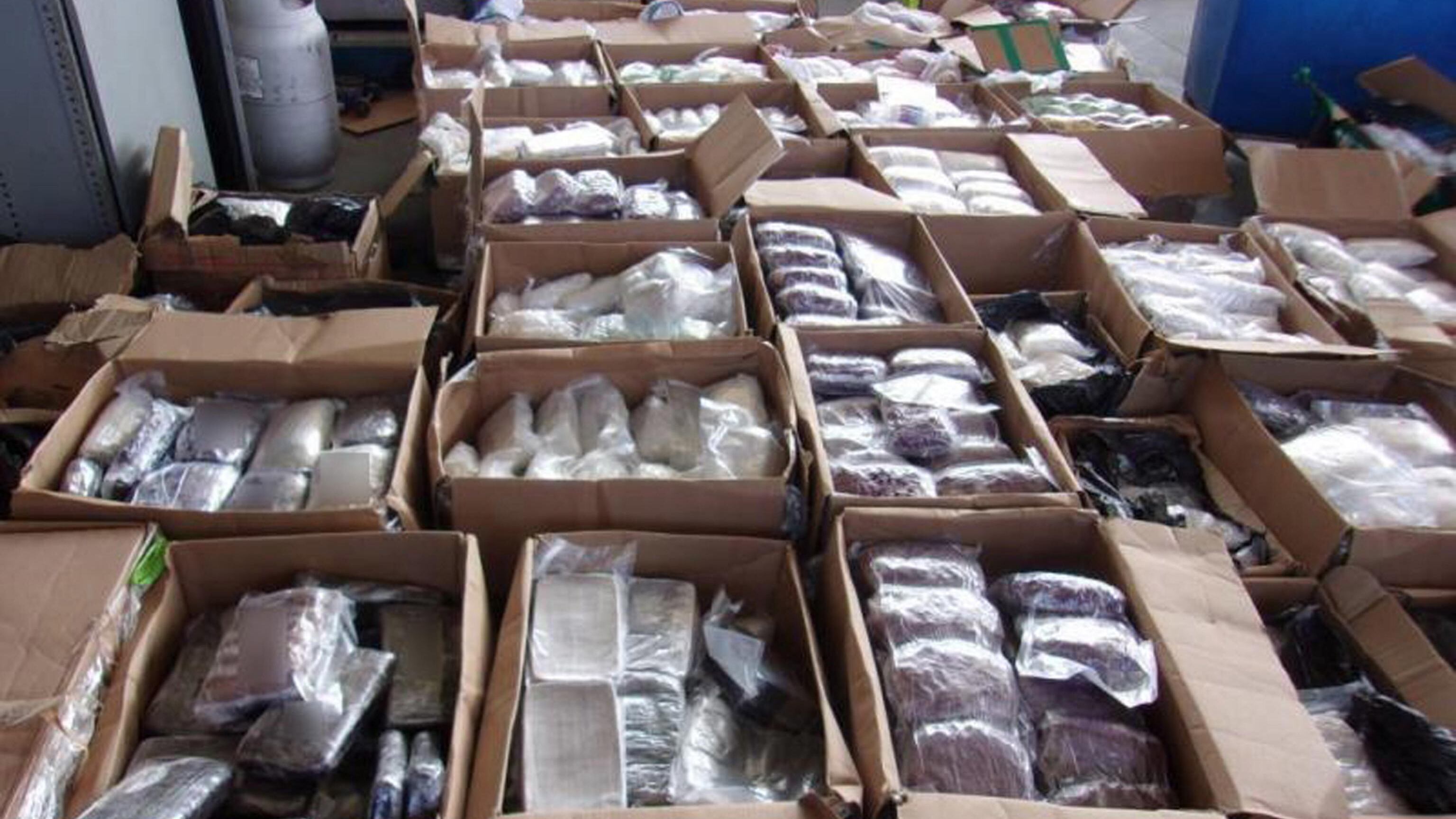 Spacciatori facevano i turni come in fabbrica: sgominata banda nel Napoletano, 35 arresti