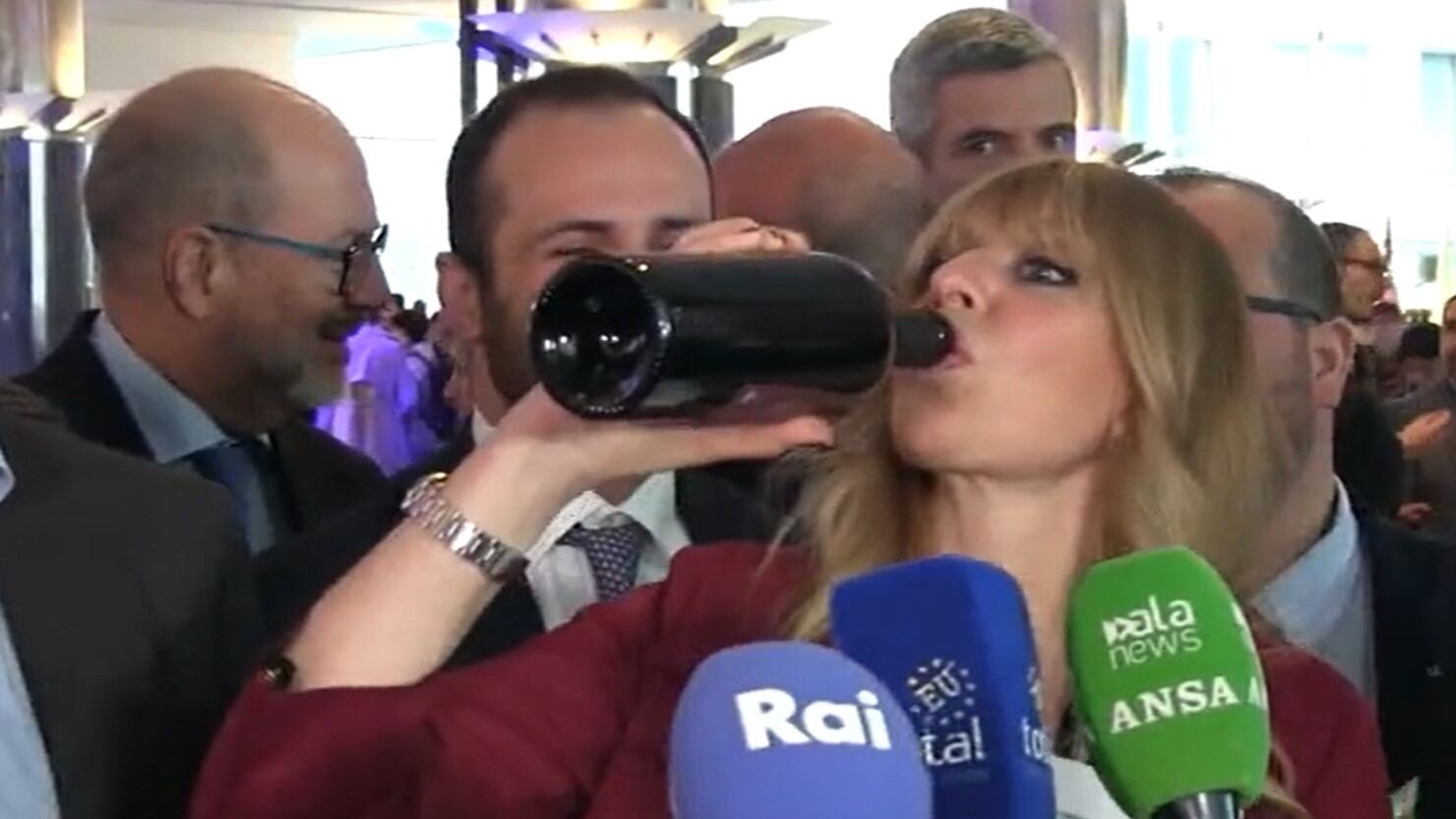 "Mi attacco alla bottiglia!". Alessandra Mussolini si batte per il vino italiano