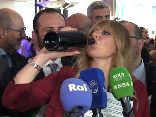 "Mi attacco alla bottiglia!". Alessandra Mussolini si batte per il vino italiano