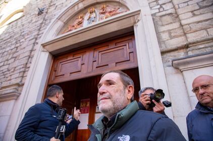 La folla all'esterno della chiesa in cui fu rinvenuto il corpo di Elisa Claps 8