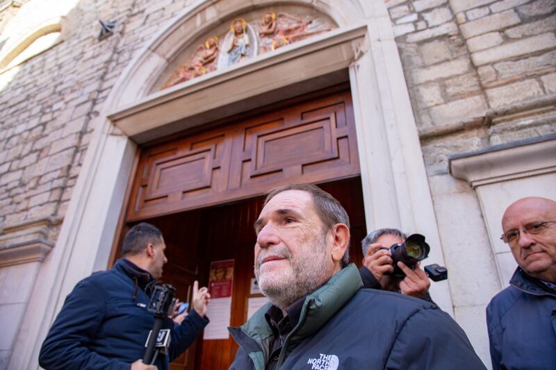La folla all'esterno della chiesa in cui fu rinvenuto il corpo di Elisa Claps 8