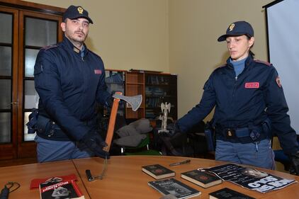 Naziskin, l'arsenale trovato nella sede di Varese 8
