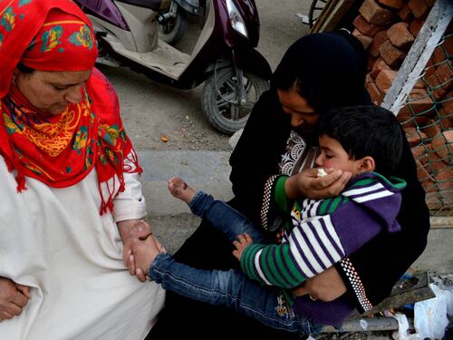 La cura choc del Kashmir: quei guaritori tradizionali che usano le sanguisughe