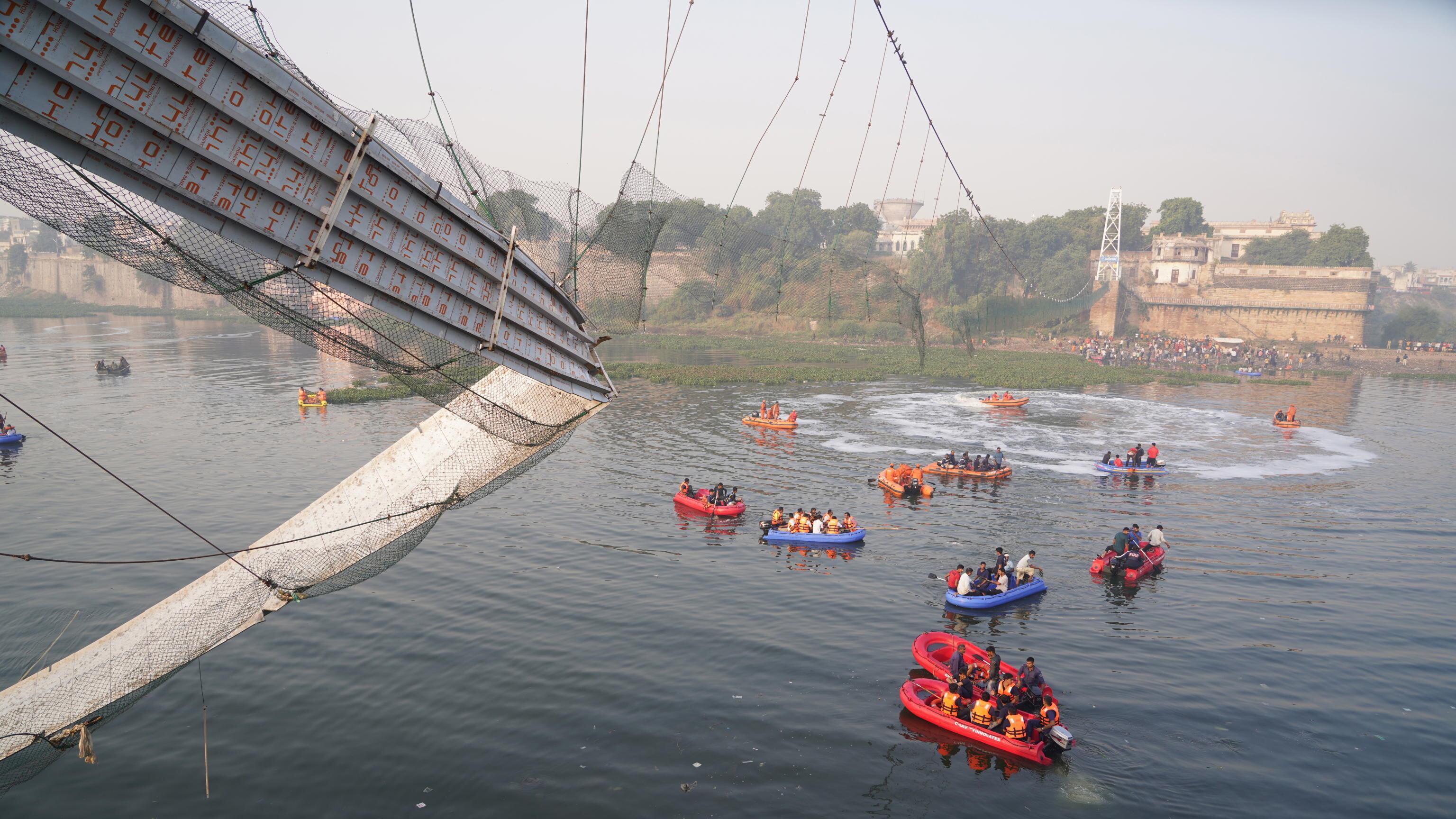 Crolla ponte pedonale nel Gujarat: 90 le vittime