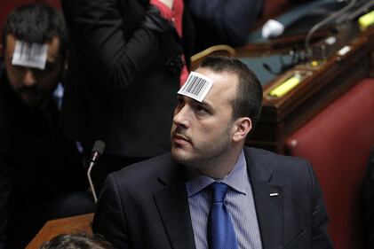 Dl lavoro, bagarre in Aula. I deputati grillini si incollano codici a barra sulla fronte 5