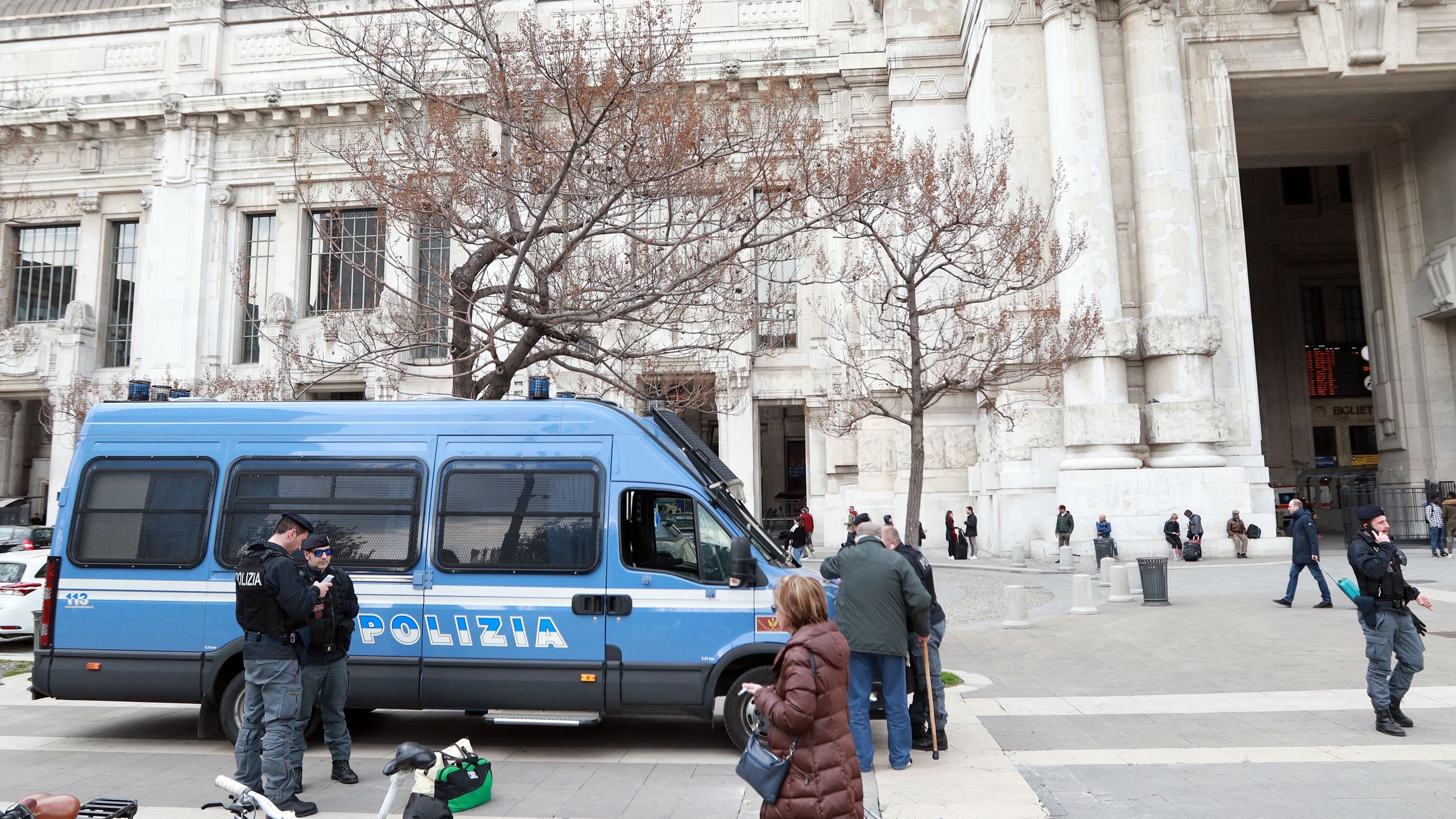 La mia notte di paura tra gli extracomunitari. Così i militari mi hanno salvata in stazione