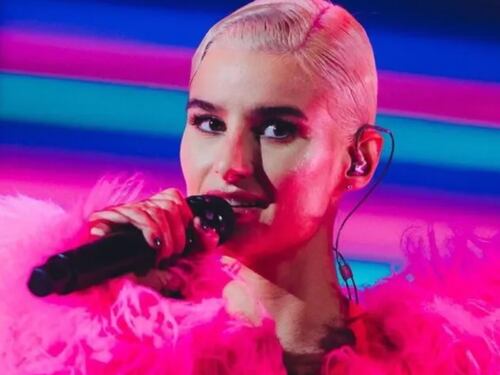 "Con le tette al vento...". Beatrice Quinta, il due di picche a Rkomi e X Factor