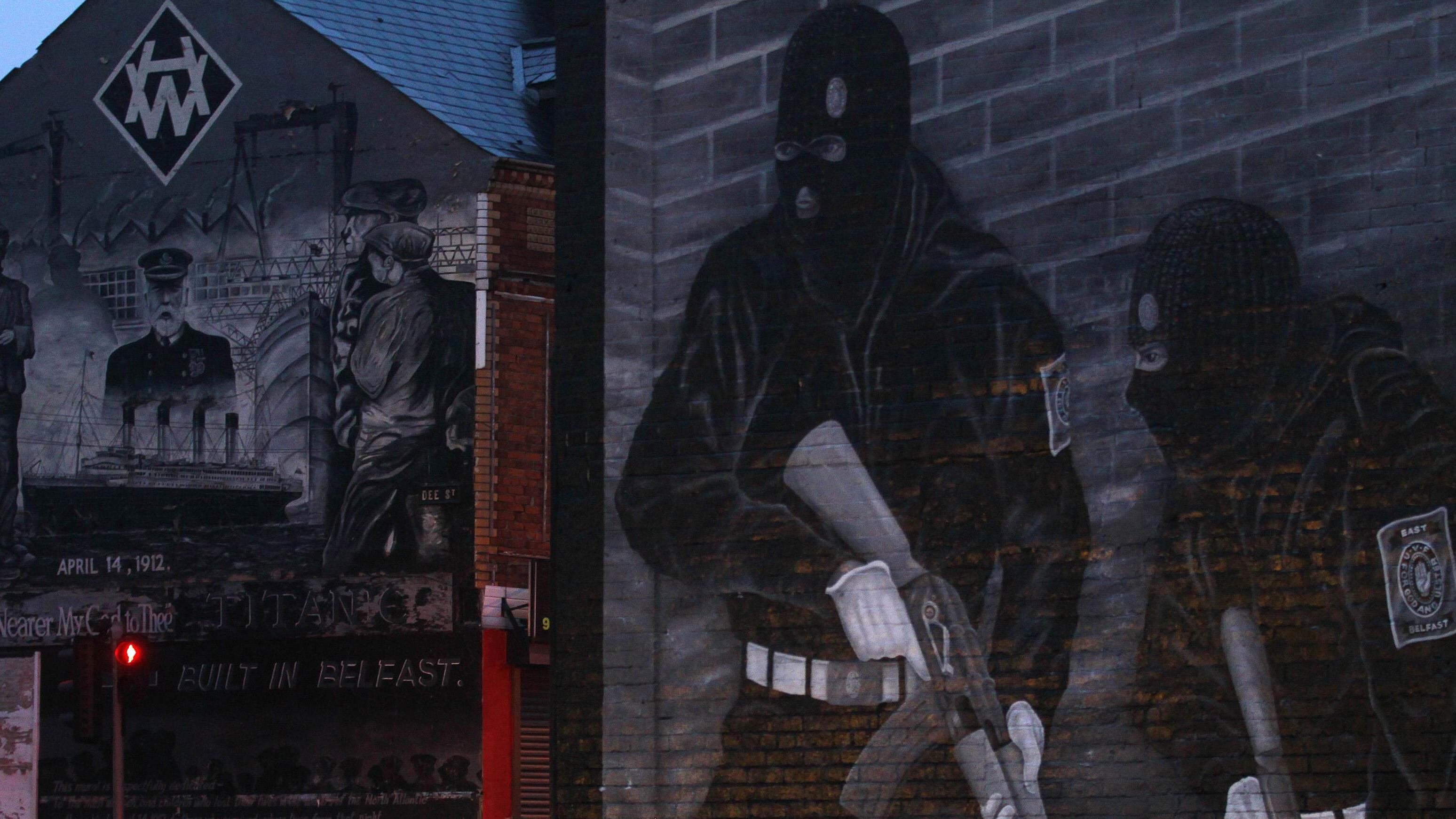 Belfast torna a bruciare per una bandiera