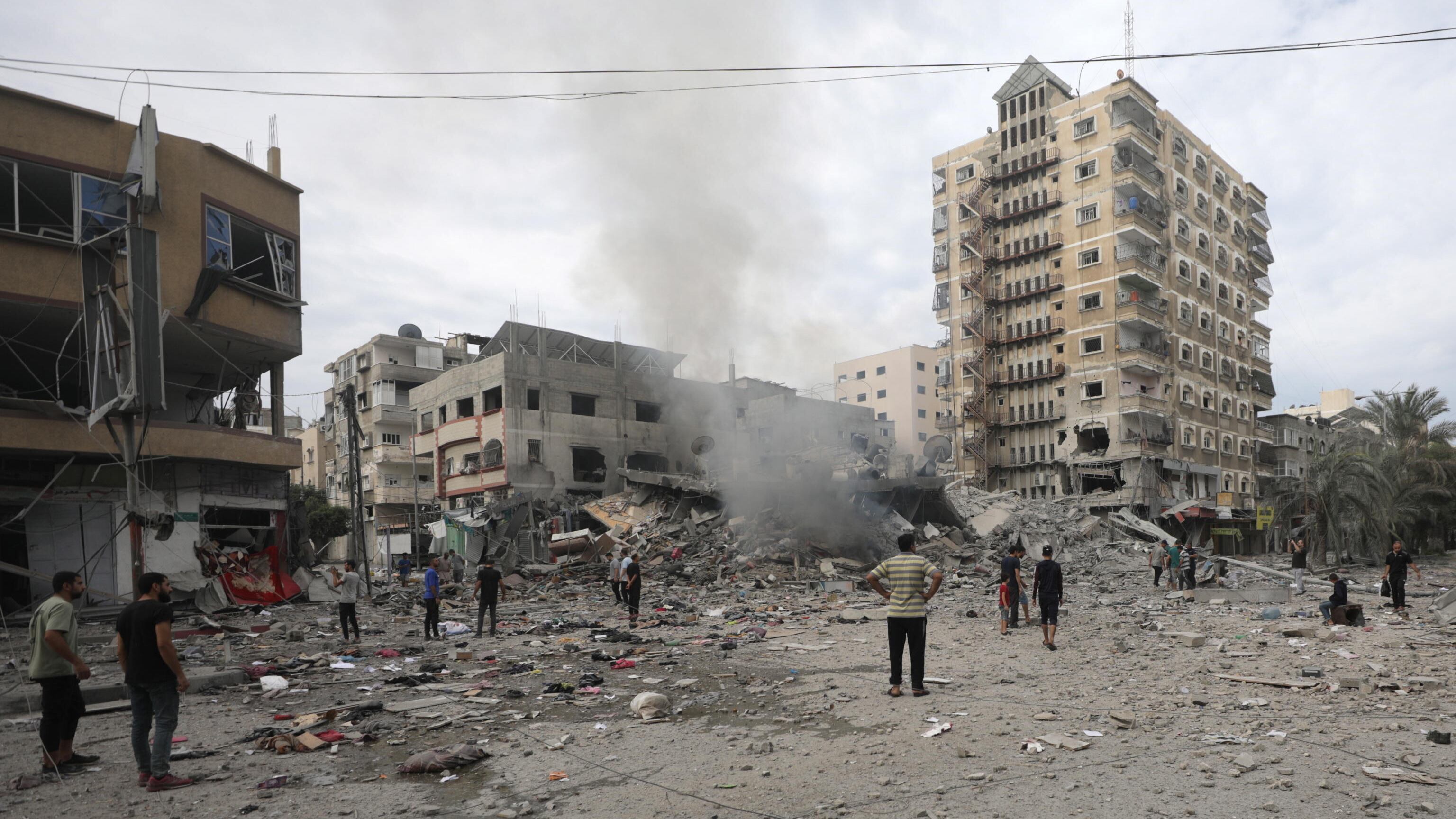 Cielo, terra, mare: Israele attacca
