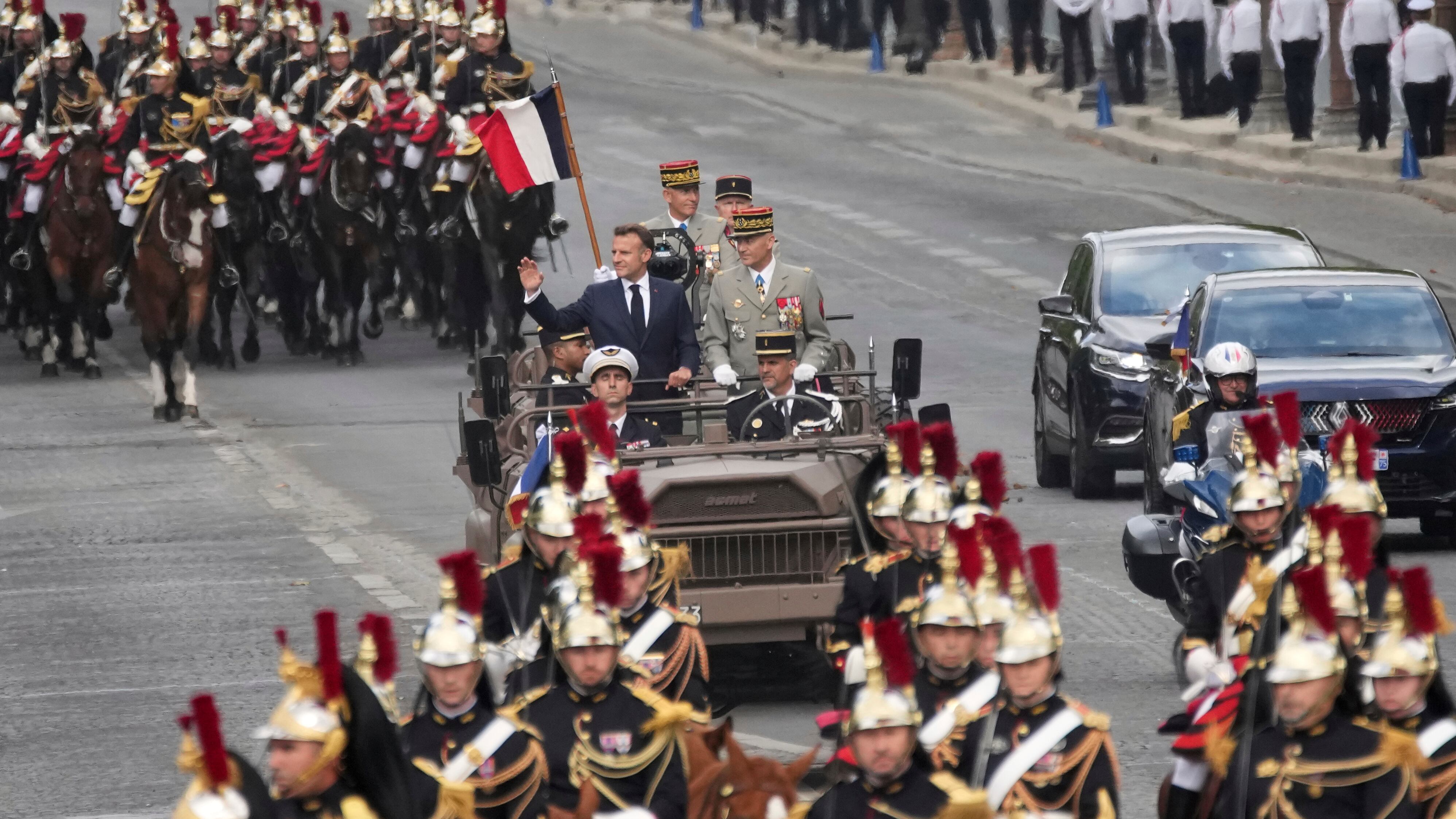 La Francia applaude Zelensky. Anche Mattarella alla parata per il 14 luglio