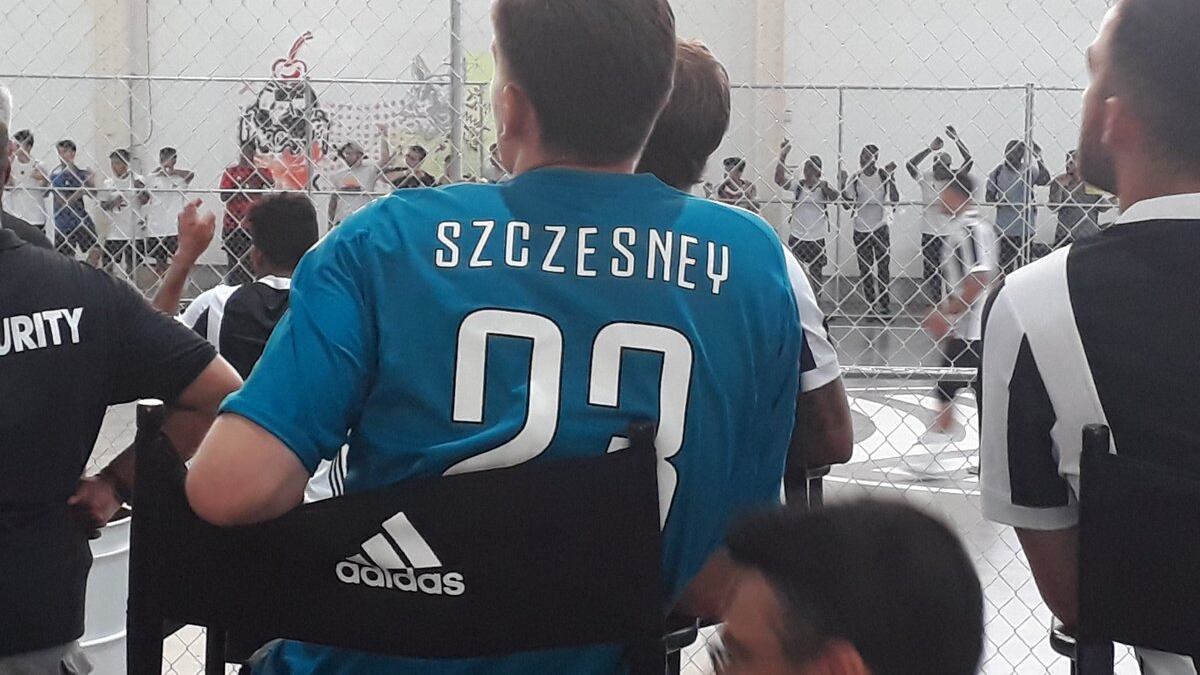Szczesny, maglietta con il nome sbagliato