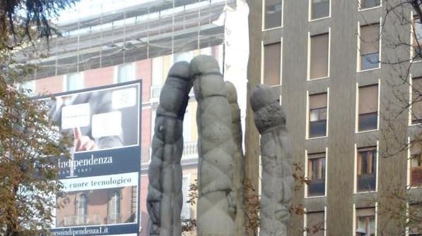 La statua "fallica" resterà per 2 mesi. E l'assessore: "È un'opera d'arte"
