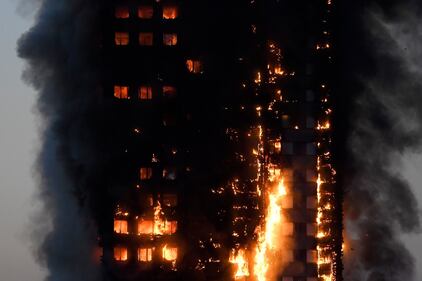 Grattacielo in fiamme a Londra 1