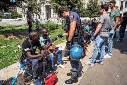 Nuovi blitz anti-migranti in Stazione Centrale 13