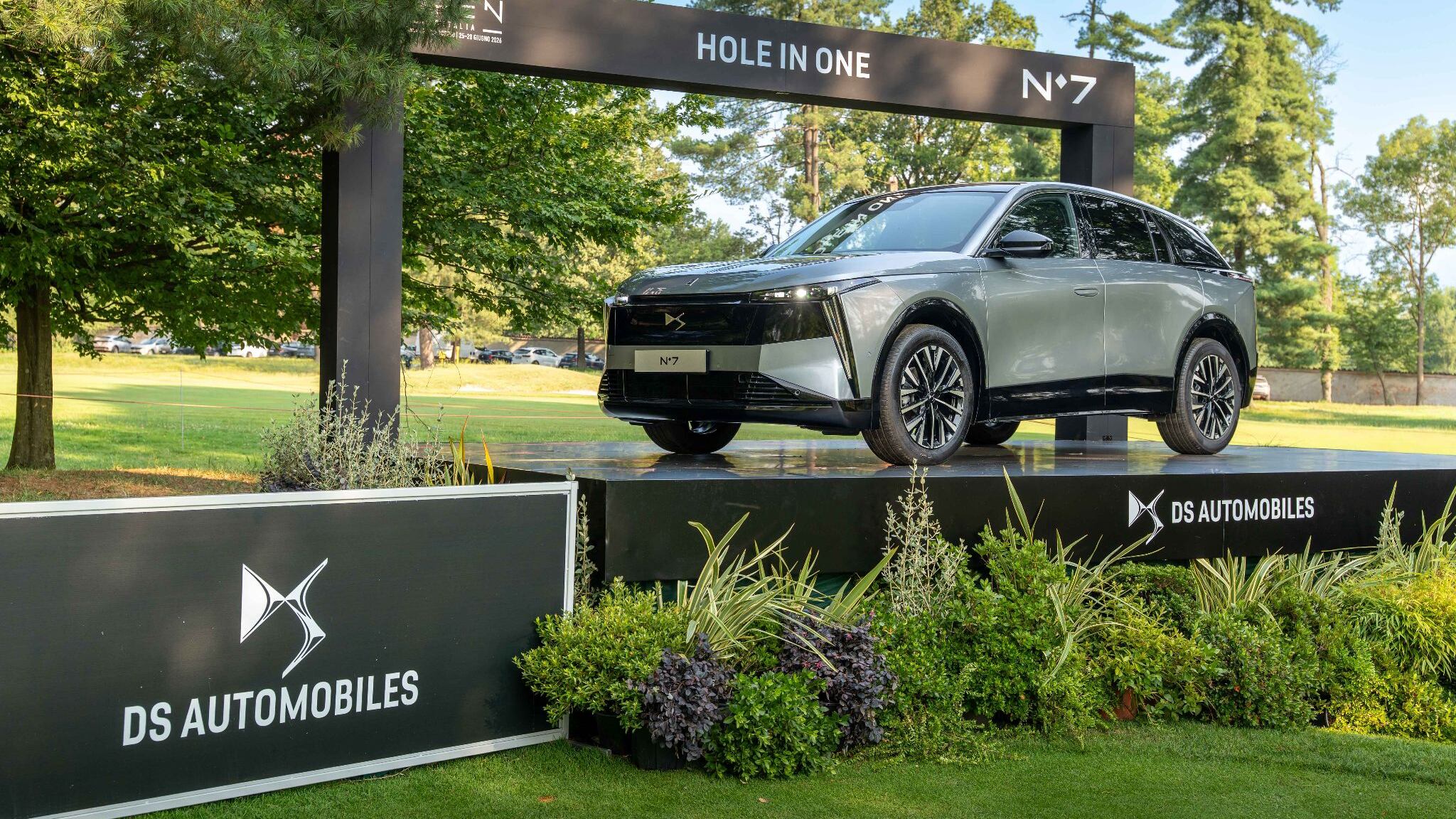 DS N°7, si aprono gli ordini per l’ambizioso C-SUV prodotto in Italia: i prezzi