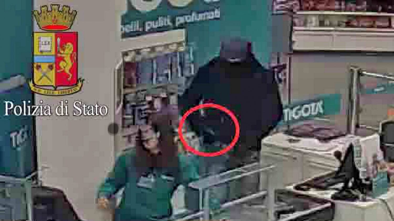 Milano, preso il rapinatore dalle mani grandi