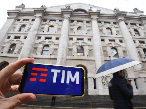 Tim, dipendenti e soci: "Basta rinvii sulla rete"