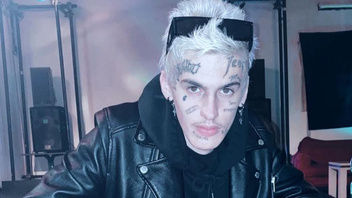 "Aggredito in piazza". Botte al trapper Young Signorino: cosa è successo