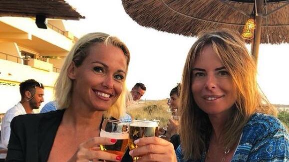 La moglie di Bonolis ancora sotto attacco. La foto con la Perego scatena il web: "Irriconoscibile"