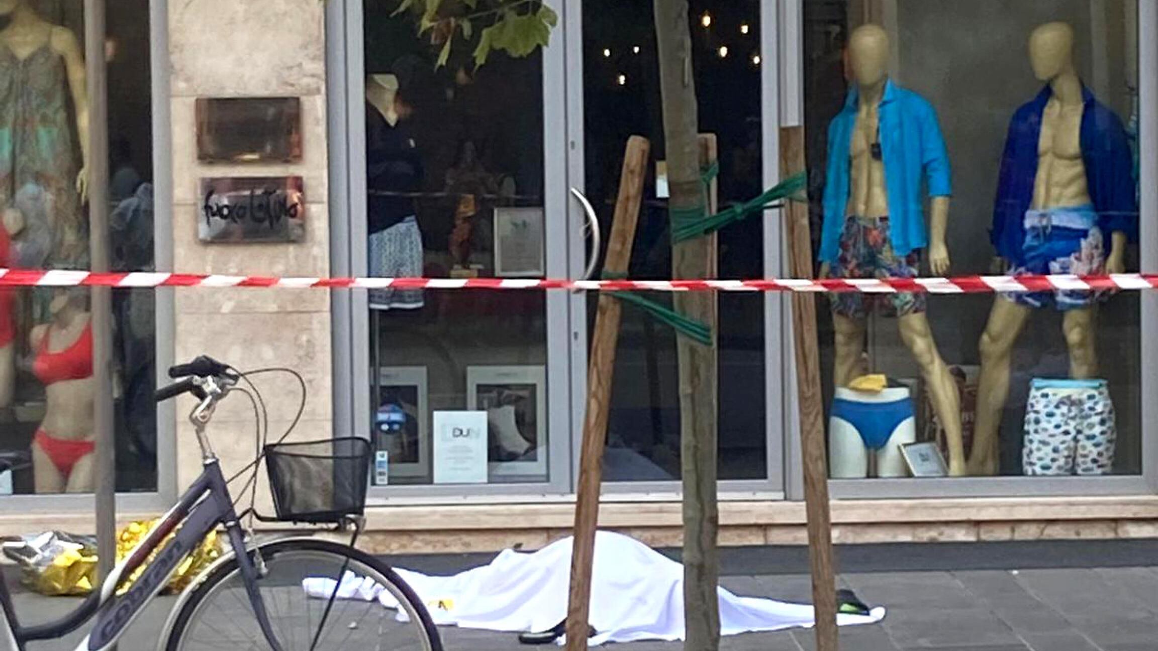 L'urlo della moglie del nigeriano ucciso: “Voglio guardarlo in faccia