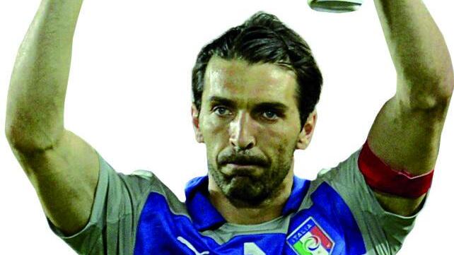Buffon non si discute, si ama ma i difensori sono gruviera