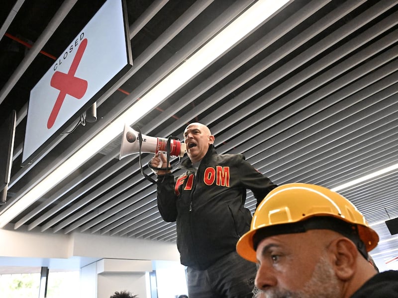 Genova, terminano le proteste dei lavoratori dell’ex Ilva di Cornigliano all’interno dell’aeroporto