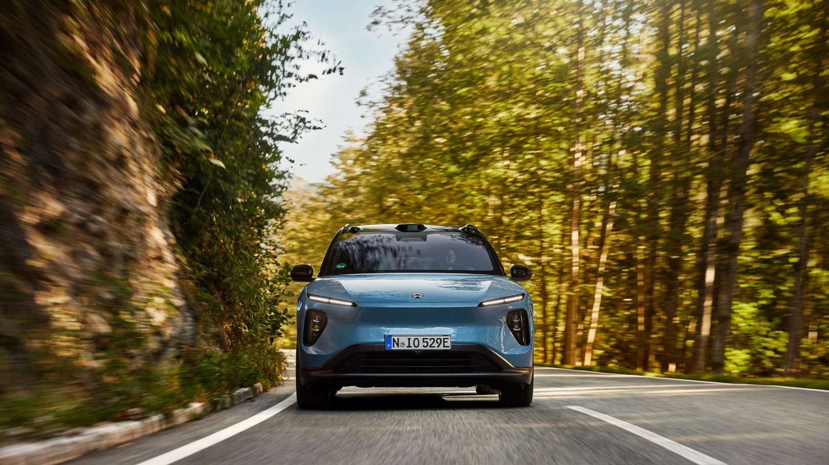 NIO EL6, il Suv elettrico che cambia la batteria in soli 5 minuti
