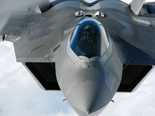 Reti anti-drone nelle basi: così gli Usa vogliono "schermare" i caccia F-22