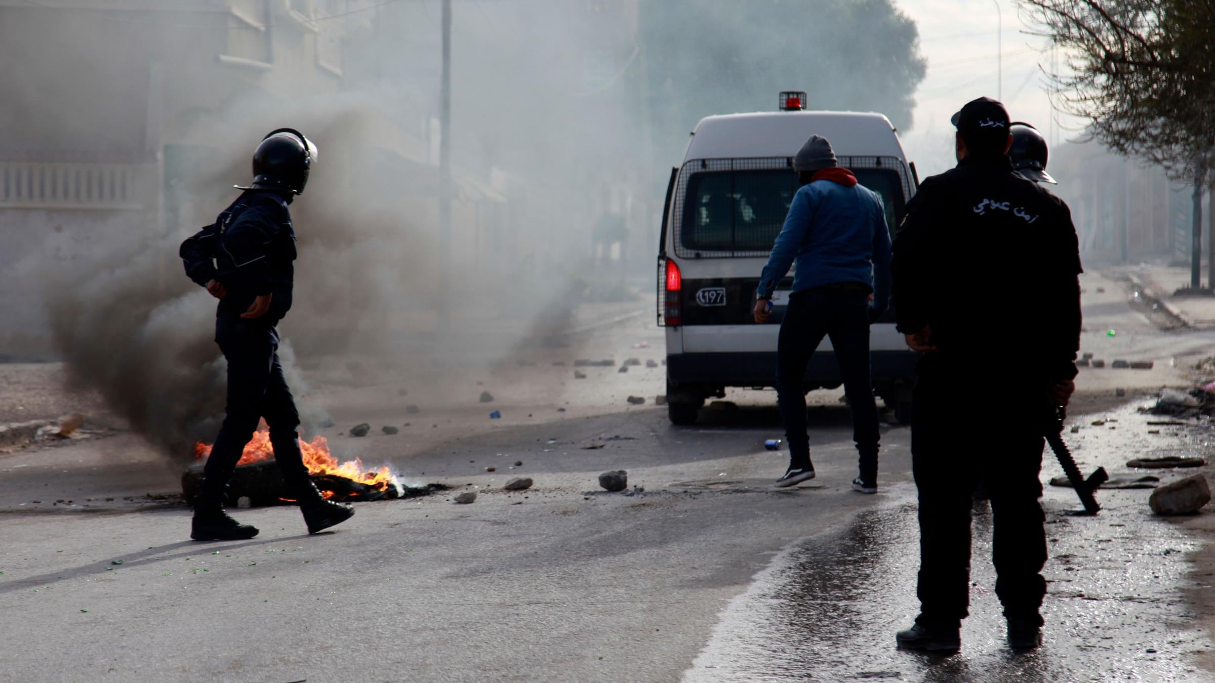 Tunisia, due attentati nella capitale. Così gli islamisti gettano nel caos il Paese
