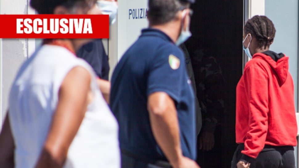 Lo sfregio dei migranti in fuga agli agenti: 'Vaff..., non potete farci nulla'