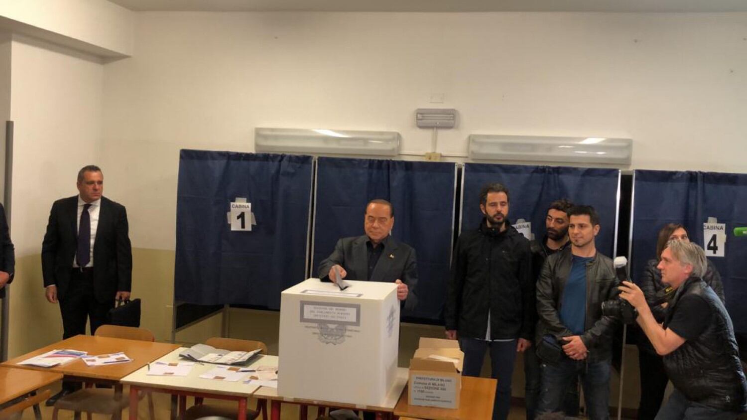 Milano, il voto di Berlusconi: "Nel seggio di mamma"
