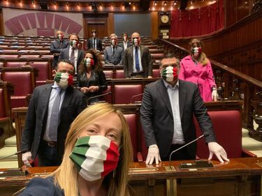 Coronavirus, deputati di Fdi con mascherine tricolori 2