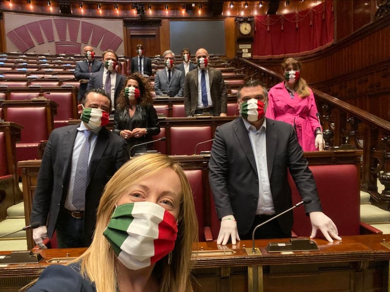 Coronavirus, deputati di Fdi con mascherine tricolori 2