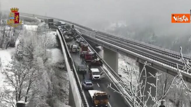 Burian soffia sull'Italia: un maxitamponamento in autostrada ghiacciata