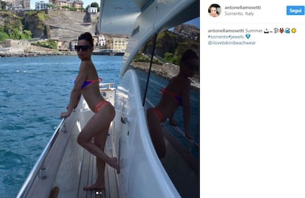 Antonella Mosetti hot in barca 3